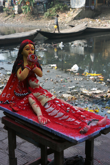 Kolkata1 Statue at the border of a vey dirty river Beeld aan de oever van een enorm smerige rivier 1580_3026.jpg