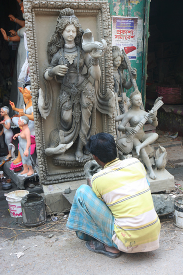 Kolkata1 Kumartuli: a district of statue makers De wijk Kumartuli van vrijwel uitsluitend aardewerk-beeldenmakers 1620_3055.jpg