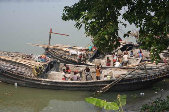 Kolkata1 Unloading the ship Het handmatig lossen van een schip 1660_3090.jpg