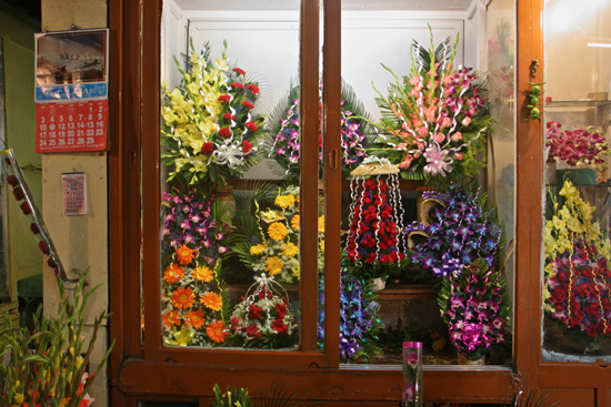 Kolkata2 Very colourful flowershop at New Market Zeer kleurrijke bloemenwinkel op New Market 1750_3162.jpg