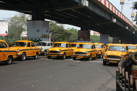 Kolkata2 Hundreds of yellow taxis in town Honderderen gele taxi's rijden er in Kolkata / Calcutta 1780_3176.jpg