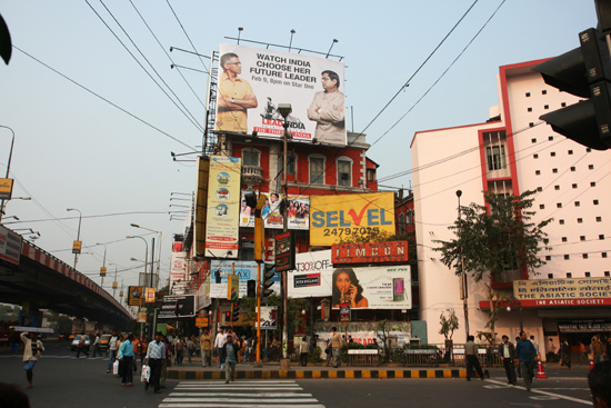 Kolkata2 Characteristic bill-boards Enorme karakteristieke billboards 1910_3248.jpg