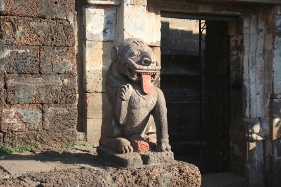 Bhubaneshwar Entrance of one of the 50 temples around Lingaraja Temple Entree van een van de 50 tempels vlakbij de Lingaraja tempel 1920_4290.jpg