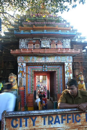 Bhubaneshwar Lingaraja Temple in Bhubaneshwar (1100) Ingang van de Lingaraja tempel in Bhubaneshwar (1100) 1940_4297.jpg