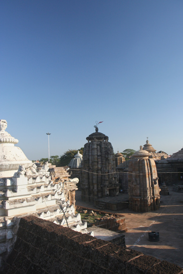 Bhubaneshwar Lingaraja Temple Uitzicht op de binnenplaats van de Lingaraja tempel in Bhubaneshwar (1100) 1950_4310.jpg