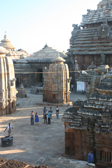 Bhubaneshwar Unfortunately not allowed for non-hindoes Lingaraja tempel - BhubaneshwarHelaas niet toegankelijk voor niet-hindoes 1970_4320.jpg