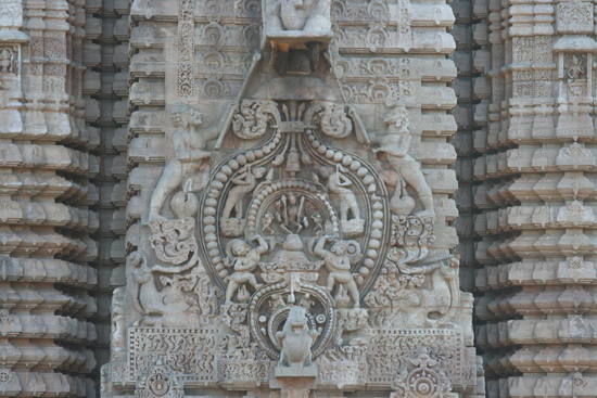 Bhubaneshwar  Lingaraja tempel - BhubaneshwarDetail van de tempeltoren 1980_4323.jpg