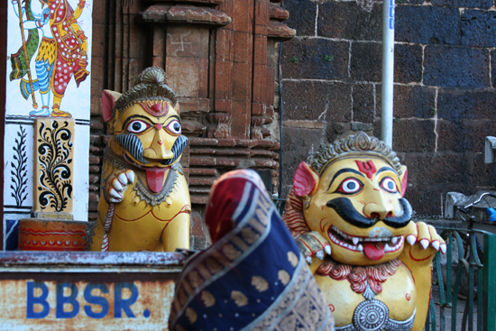 Bhubaneshwar Colourful statues at the entrance of the temple complex Kleurrijke beelden bij de tempelingang 1990_4331.jpg