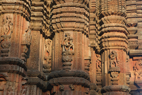 Bhubaneshwar Nice carvings Prachtig beeldhouwwerkgeaccentueerd door het mooie avondlicht 2030_4353.jpg