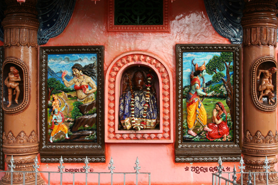Adivasi-Tour1 Surprising start of the Adivasi-tour:Explicit sex-images in colourful temple near Bhubanashwar Verrassend begin van de Adivasi-tour: Expliciete sex-afbeeldingen in kleurrijk tempeltje nabij Bhubanashwar  2050_4365.jpg