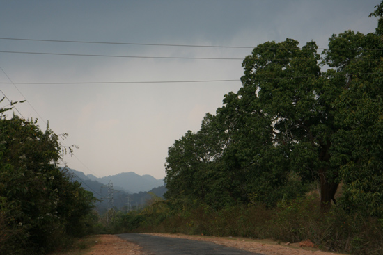 Adivasi-Tour2 Desolate roads in Orissa In Orissa zijn veel wegen vrijwel verlaten 2300_4557.jpg