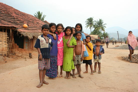Adivasi-Tour2  Groepje kinderen wilde op de foto 2390_4628.jpg