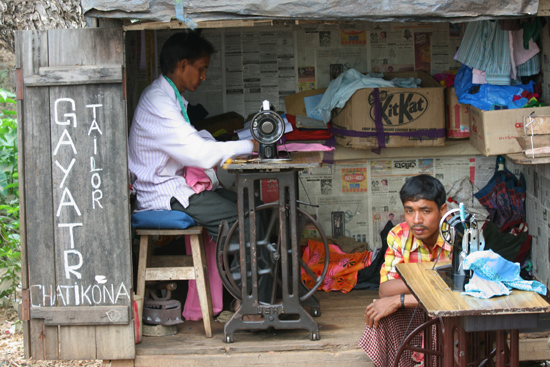 Adivasi-Tour3 Tailor at the market of Bissam Cuttack Kleermaker op de markt 2580_4816.jpg