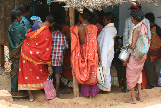 Adivasi-Tour3 Colourful clothing at the market Kleurige kleding op de markt 2640_4873.jpg