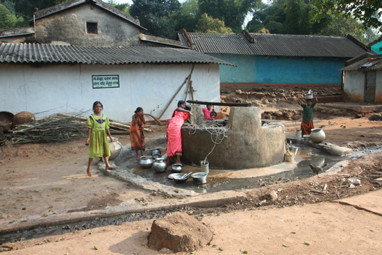 Adivasi-Tour4 Streetlife Orissa Kinderen bij de dorpspomp 2670_4926.jpg