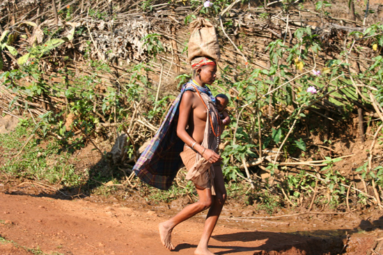 Adivasi-Tour5 Bonda woman with baby on the way to the weekly market in Sogura Bonda-vrouw met baby onderweg naar de weekmarkt in Sogura 2740_4984.jpg