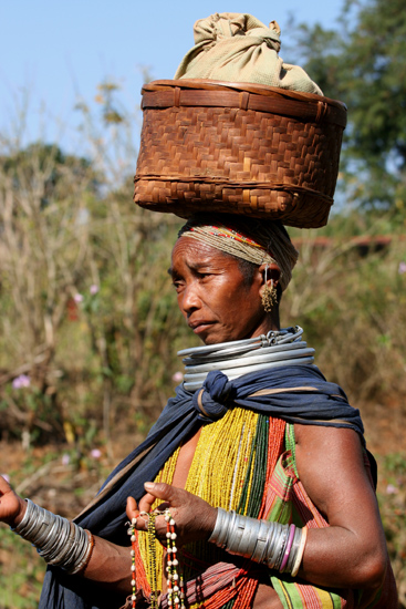 Adivasi-Tour5 Bonda woman selling necklaces Bonda verkoopster van halskettingen 2760_5001.jpg