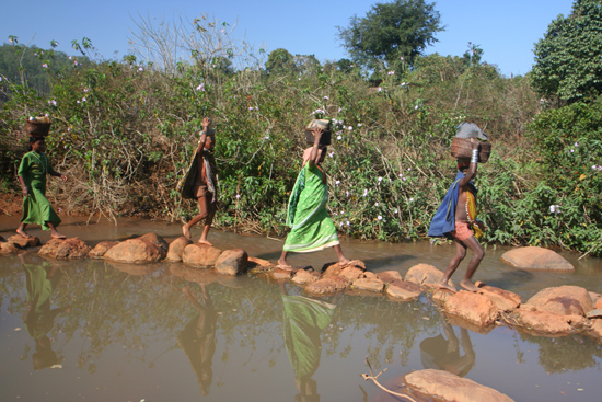 Adivasi-Tour5 Crossing the river - no problem Het oversteken van de rivier is geen probleem 2800_5035.jpg