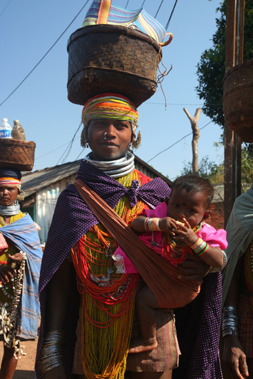 Adivasi-Tour5 Bonda mother and child at Sogura market Bonda moeder en kind op de Sogura markt 2840_5066.jpg