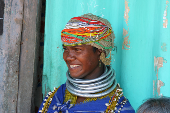 Adivasi-Tour5  Portret van Adivasi-vrouw in OrissaPrachtige sieraden 2860_5114.jpg