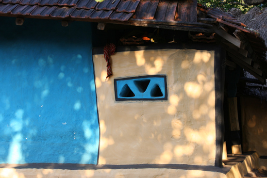 Adivasi-Tour6 Mondriaan style painted houses Mondriaan-achtige beschilderingen 3050_5248.jpg