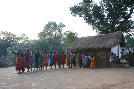 Adivasi-Tour6 Adivasi dance and music at sunset Adivasi dans en muziek bij zonsondergang 3060_5286.jpg