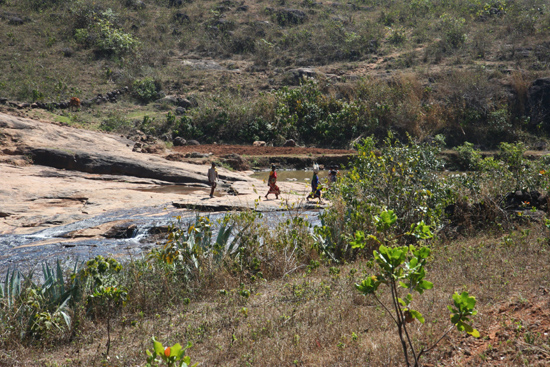 Adivasi-Tour7  Even de schoenen uit om door de rivier te waden 3180_5379.jpg