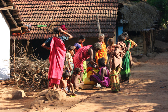 Adivasi-Tour8  Gesprek tussen de buurvrouwen 3280_5466.jpg