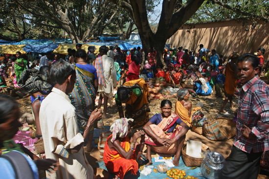 Adivasi-Tour9  Lamtaput : Zeer, zeer, kleurrijkEnorme drukte op het centrale plein van de markt 3330_5532.jpg