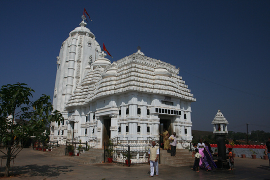 Koraput Jagannath Temple in KoraputThis replica of the temple in Puri can be visited by non-hindus too Deze replica van de tempel in Puri mag w�l bezocht worden door niet-hindoes 3410_5651.jpg