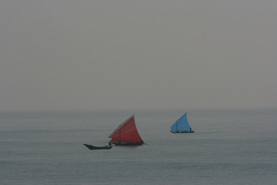 Gopalpur Fishing boats at the Bay of Bengal  Vissersboten op de Golf van Bengalen 3590_5773.jpg