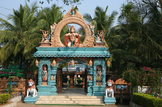 Gopalpur Very colourfull temple in nice gardenPipli PipliZeer kleurige tempel in een mooie tuin 3600_5811.jpg