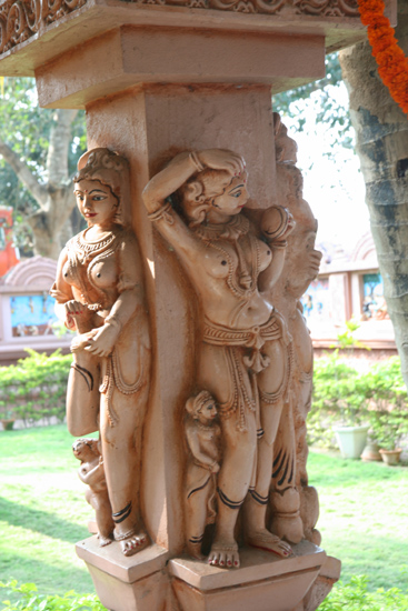 Gopalpur Piple temple PipliPrachtige beelden in de binnenplaats van de tempel  3620_5795.jpg