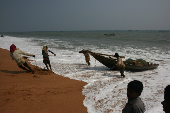 Puri Fishermen PuriVissers aan het werk op het strand 3640_5814.jpg