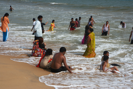 Puri Peddling in the Bay of Bengal Strandvermaak in Puri OrissaPootje baden in de Golf van Bengalen 3650_5830.jpg