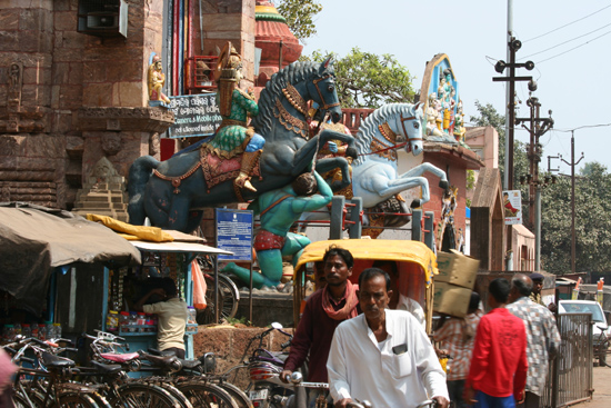 Puri Men on horses at the Southern Gate Ruiters bij de Southern Gate 3770_5913.jpg