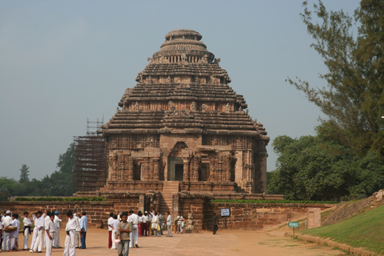 Konark Sun Temple Konark (13th century)Entrance to the complex  Sun Tempel Konark (13e eeuw)Toegang tot het tempelcomplex 3820_5976.jpg