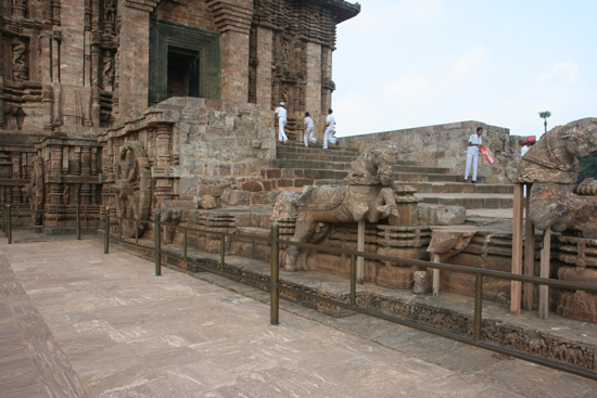 Konark 7 Horses moving the temple, built as a car, on 24 wheels 7 Paarden trekken de als kar met 24 wielen gebouwde tempel 3890_6010.jpg