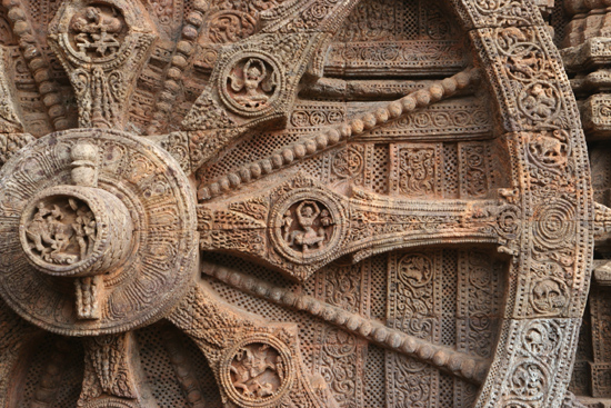 Konark The images on the spokes (like hands in a clock)show the occupations of mankind during the corresponding points of time..... De afbeeldingen op de spaken (als wijzers in een klok)tonen de bezigheden van de mensheid op de verschillende tijdstippen�  3920_6029.jpg