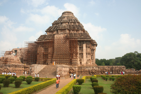 Konark De Sun temple is situated in a nice garden KonarkDe Sun tempel is door een fraaie tuin omgeven 3940_6038.jpg