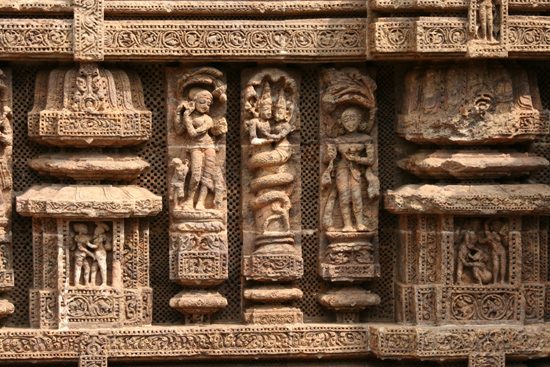 Konark Beautiful carving all around the temple Prachtige beelden rondom de tempel 3960_6050.jpg