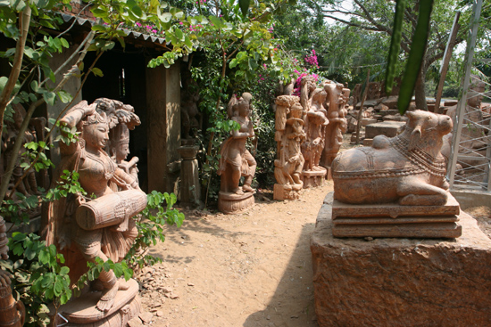 Konark Nice statues for sale as souvenir of a wonderful touraround Orissa Fraaie beelden te koop als aandenken aan schitterende rondreis 4040_6139.jpg