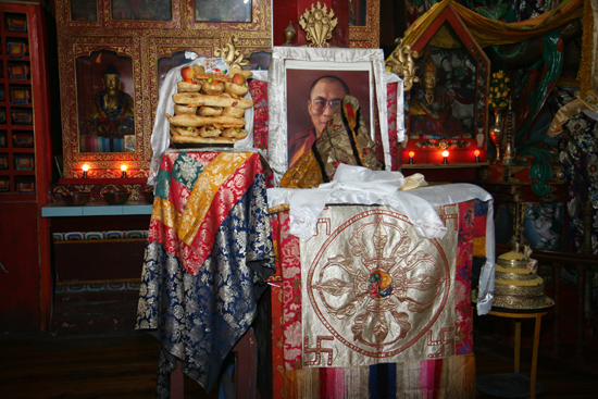 Darjeeling Portret van de Dalai Lama inYiga Choeling Monastery klooster<br><br> 0040_3264.jpg