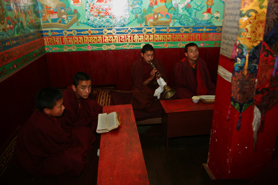 Darjeeling Monniken in het Dunggon Samten Choling Bhuddist Monastery klooster<br><br> 0110_3386.jpg