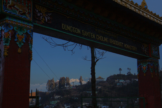 Darjeeling Uitzicht op de besneeuwde bergtoppen<br> vanafDunggon Samten Choling Bhuddist Monastery klooster<br><br> 0120_3392.jpg