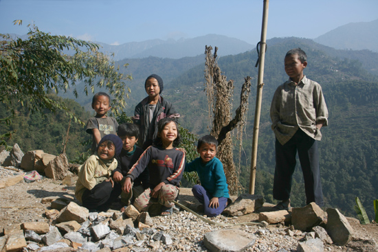 Khecheopari Kinderen van wegwerkers (helpen zelf ook een handje mee..)<br><br> 0330_3597.jpg