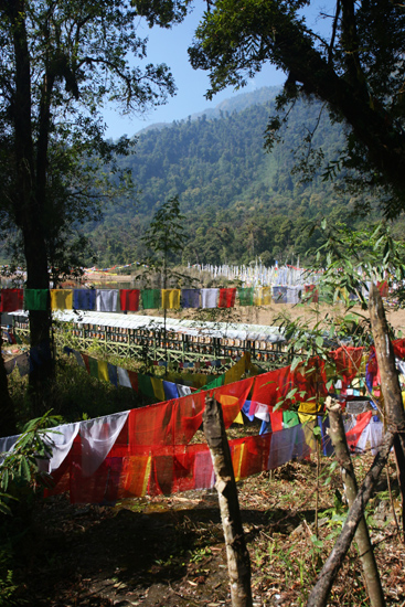 Khecheopari Gebedsvlaggen en gebedsmolens bij het meer<br><br> 0360_3610.jpg