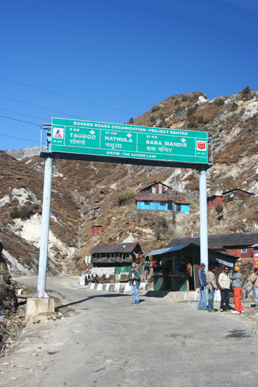 Gangtok Korte stop op 8 km van het meer<br><br> 0910_3926.jpg