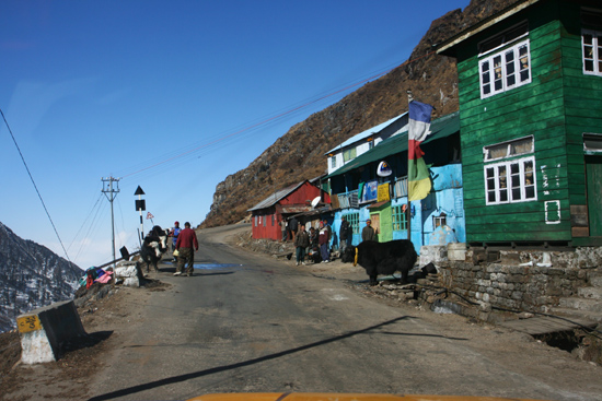 Gangtok Enkele huisjes vlak bij de top op 3.800m<br><br> 0940_3938.jpg