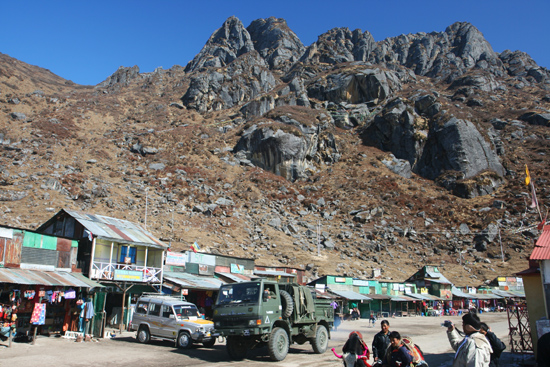 Gangtok Bergen langs de oever van het meer<br><br> 0970_3950.jpg